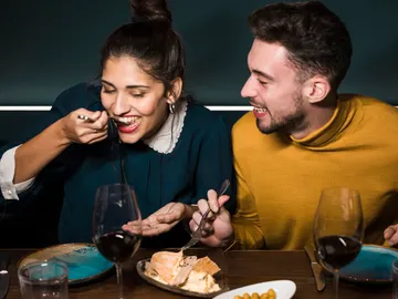 Una pareja comiendo Una pareja comiendo