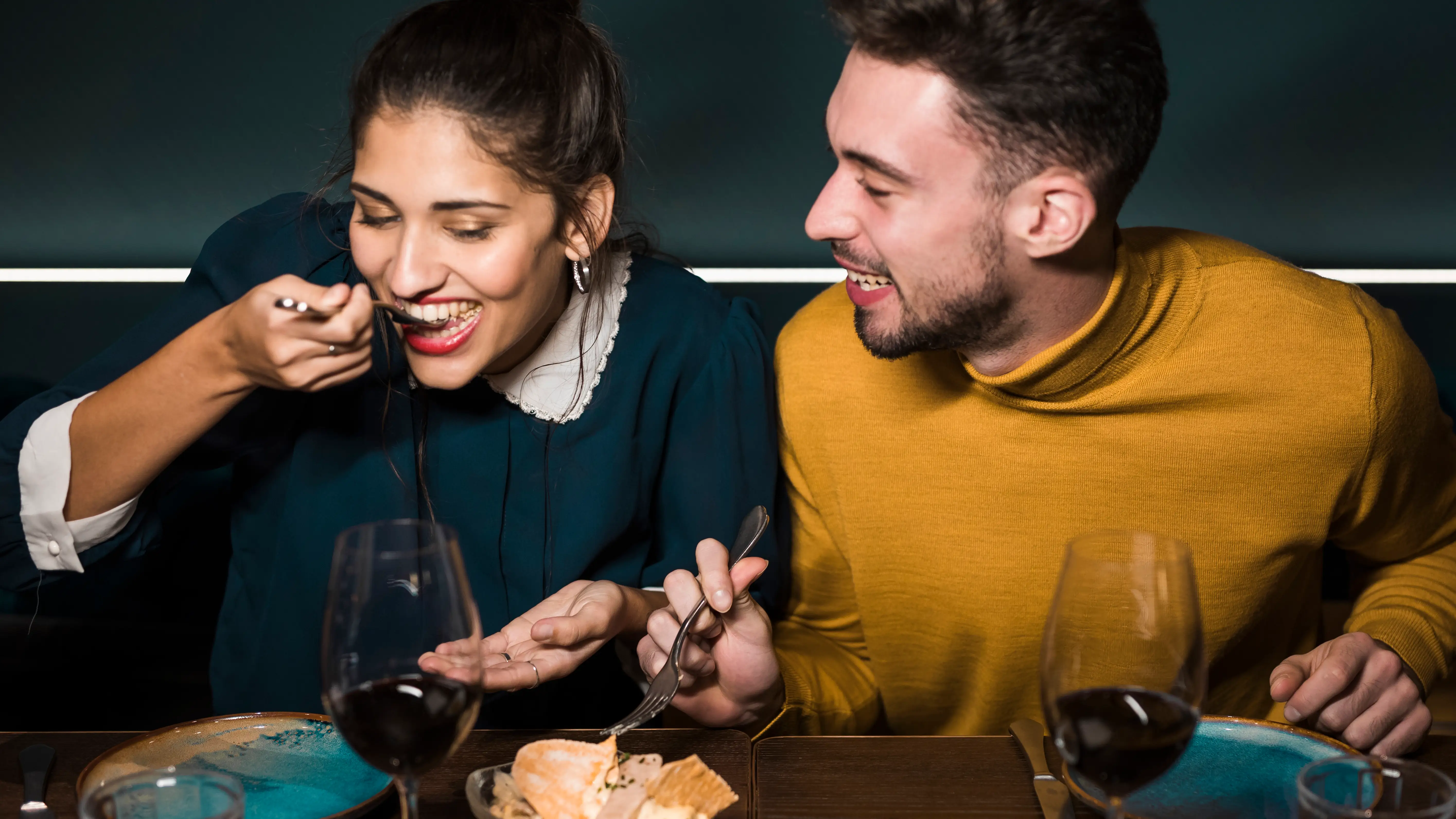 Una pareja comiendo