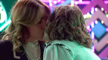 El beso entre Victoria y Alicia que pone patas arriba su amistad: “Ha sido un impulso”