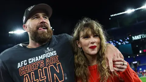 Taylor Swift y Travis Kelce en el campo Taylor Swift y Travis Kelce en el campo