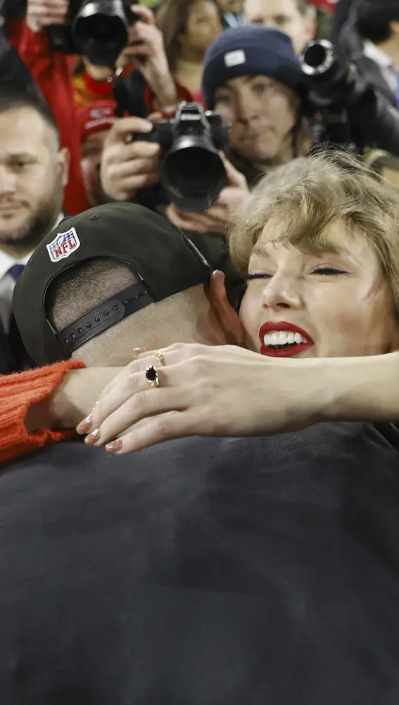 Taylor Swift abrazada a su novio