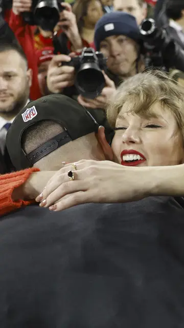 Taylor Swift abrazada a su novio Taylor Swift abrazada a su novio