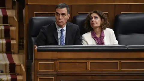 Pedro Sánchez y María Jesús Montero, en el Congreso de los Diputados