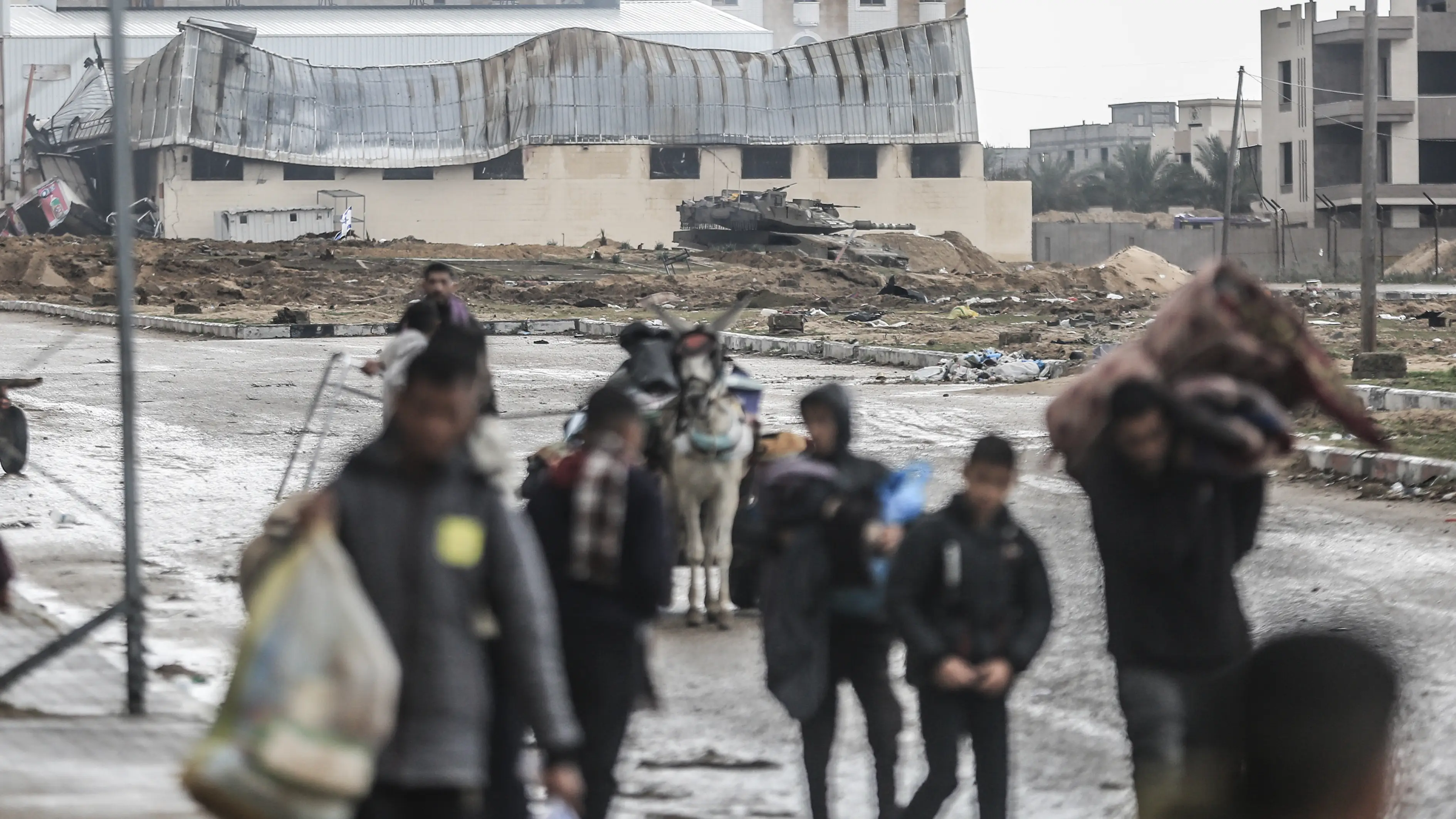 Palestinos abandonan la zona del Hospital Nasser