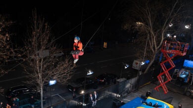 El peligroso reto de la mujer adrenalina en El Hormiguero: ¡propulsada a 12 metros de altura!