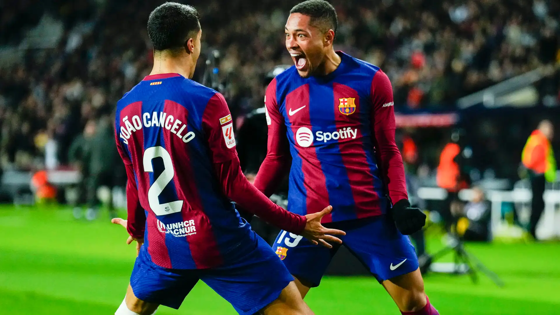 Vitor Roque (d) celebra su primer gol con el Bar&ccedil;a