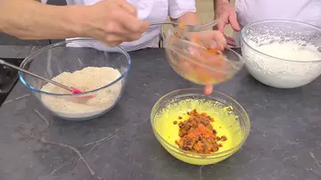 Introduce a las yemas ya montadas la mezcla con la zanahoria