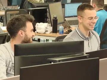 Jóvenes satisfechos en su empresa Jóvenes satisfechos en su empresa