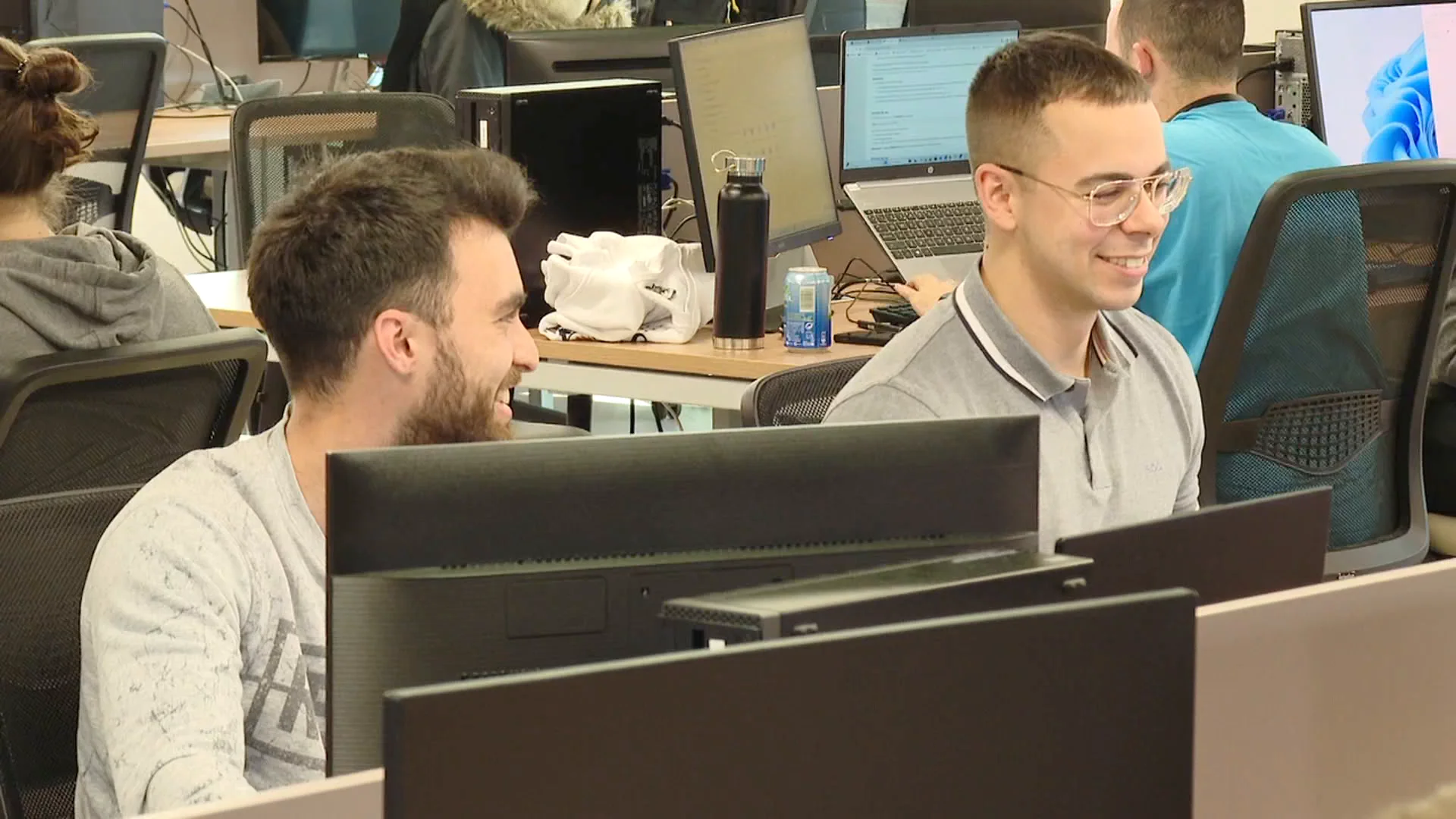 Jóvenes satisfechos en su empresa Antena 3 Noticias
