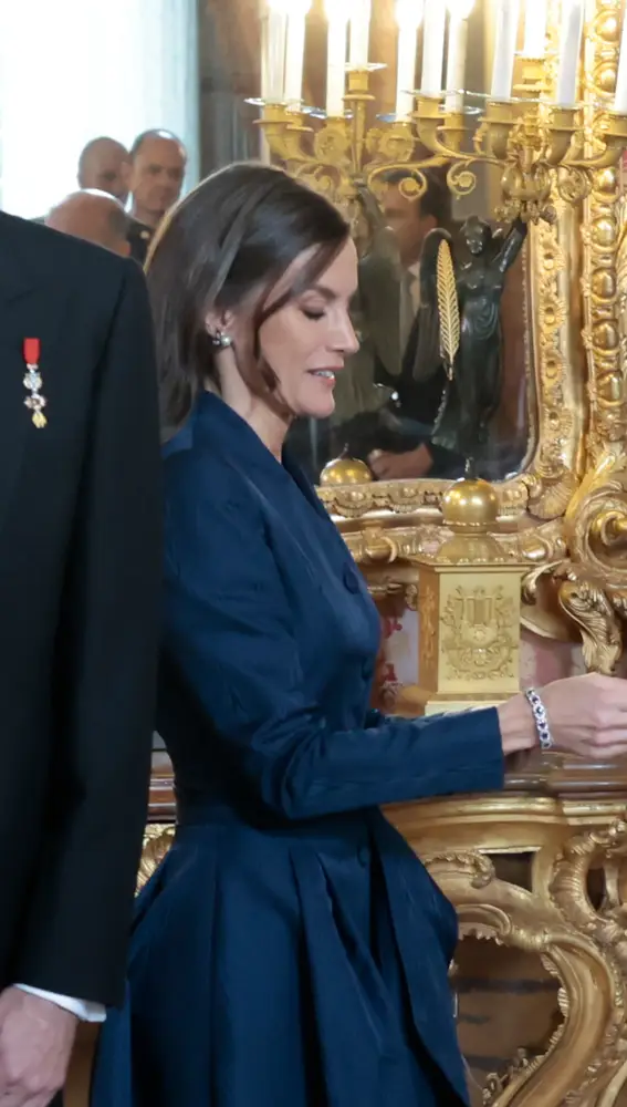 La reina Letizia vuelve a ponerse la pulsera que se le ha caído