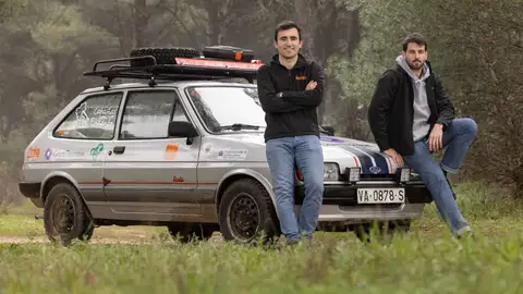 Carlos y Jaime, con su Ford Fiesta