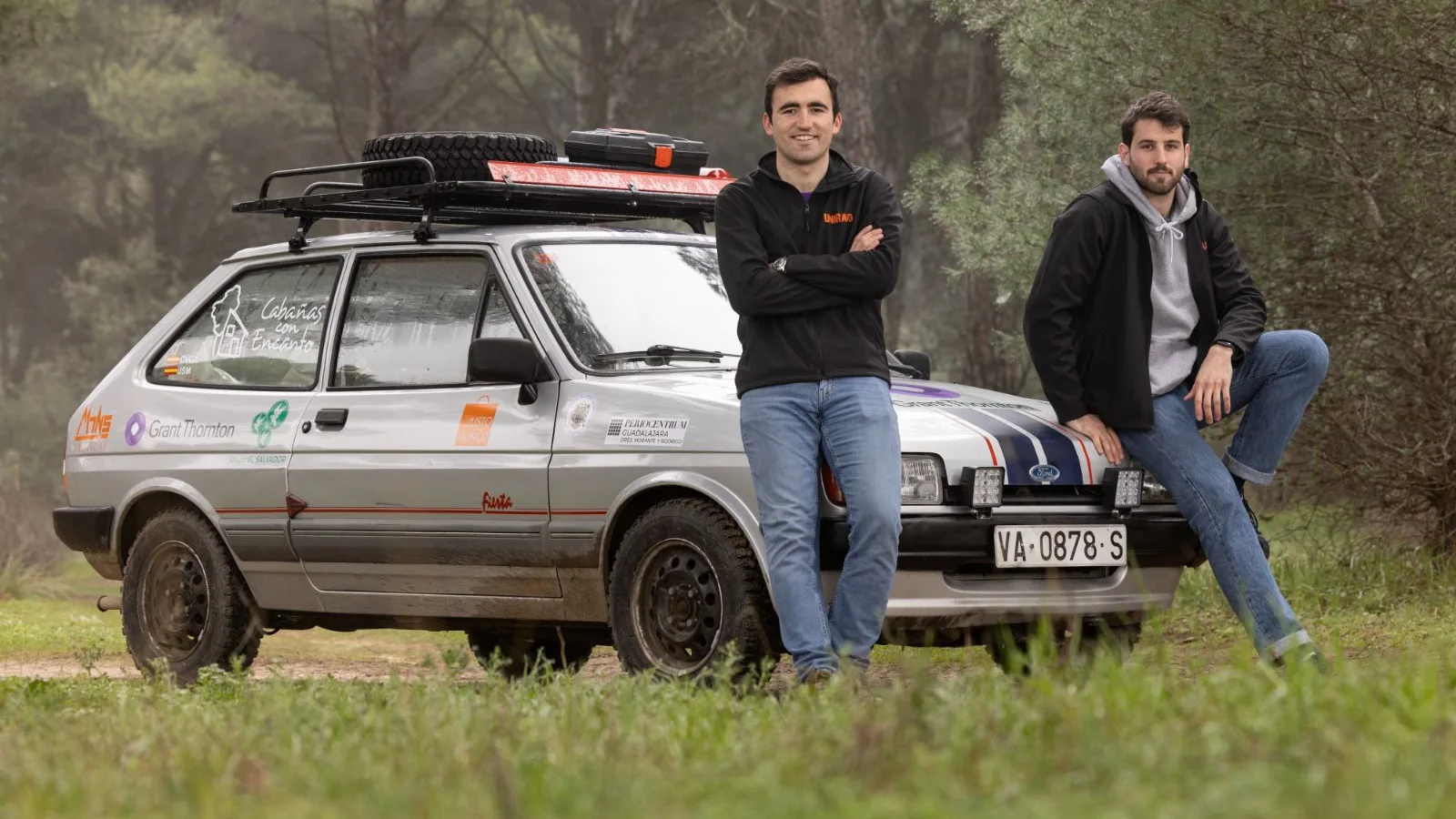 Carlos y Jaime, con su Ford Fiesta