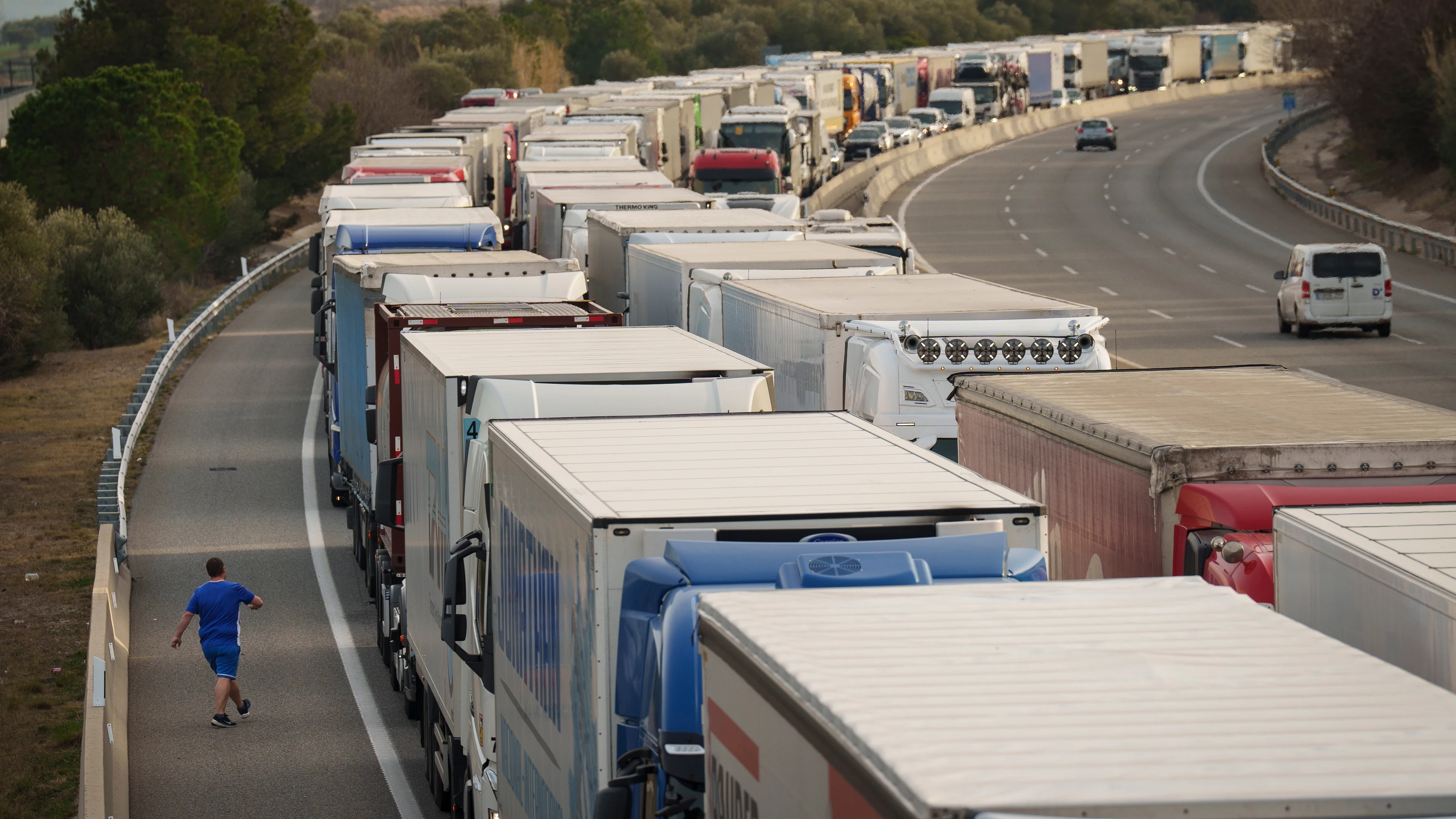 Las protestas de los agricultores franceses se han endurecido y han acabado cortando este viernes la autopista AP-7 Las protestas de los agricultores franceses se han endurecido y han acabado cortando este viernes la autopista AP-7