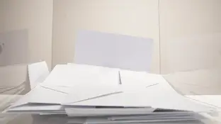 Papeletas en una urna Papeletas en una urna