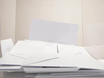 Papeletas en una urna Papeletas en una urna