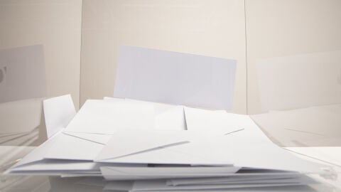  Papeletas en una urna