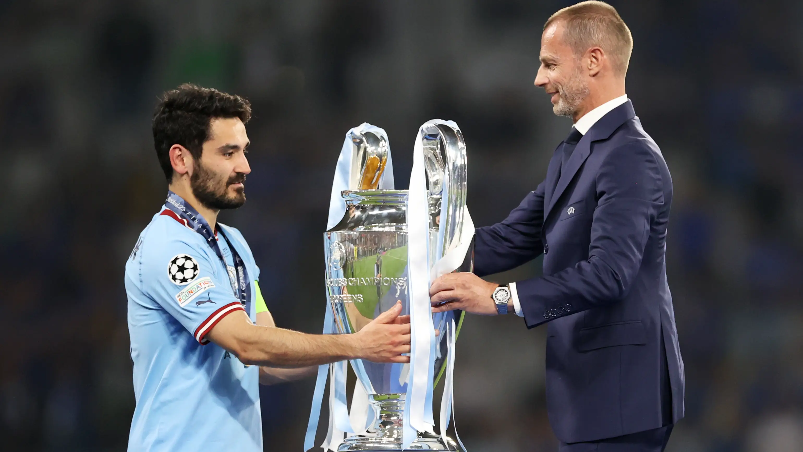 Ceferin (d) entrega la Champions a Gündogan Ceferin (d) entrega la Champions a Gündogan