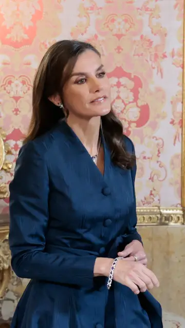 La reina Letizia vuelve a ponerse la pulsera que se le ha caído La reina Letizia vuelve a ponerse la pulsera que se le ha caído