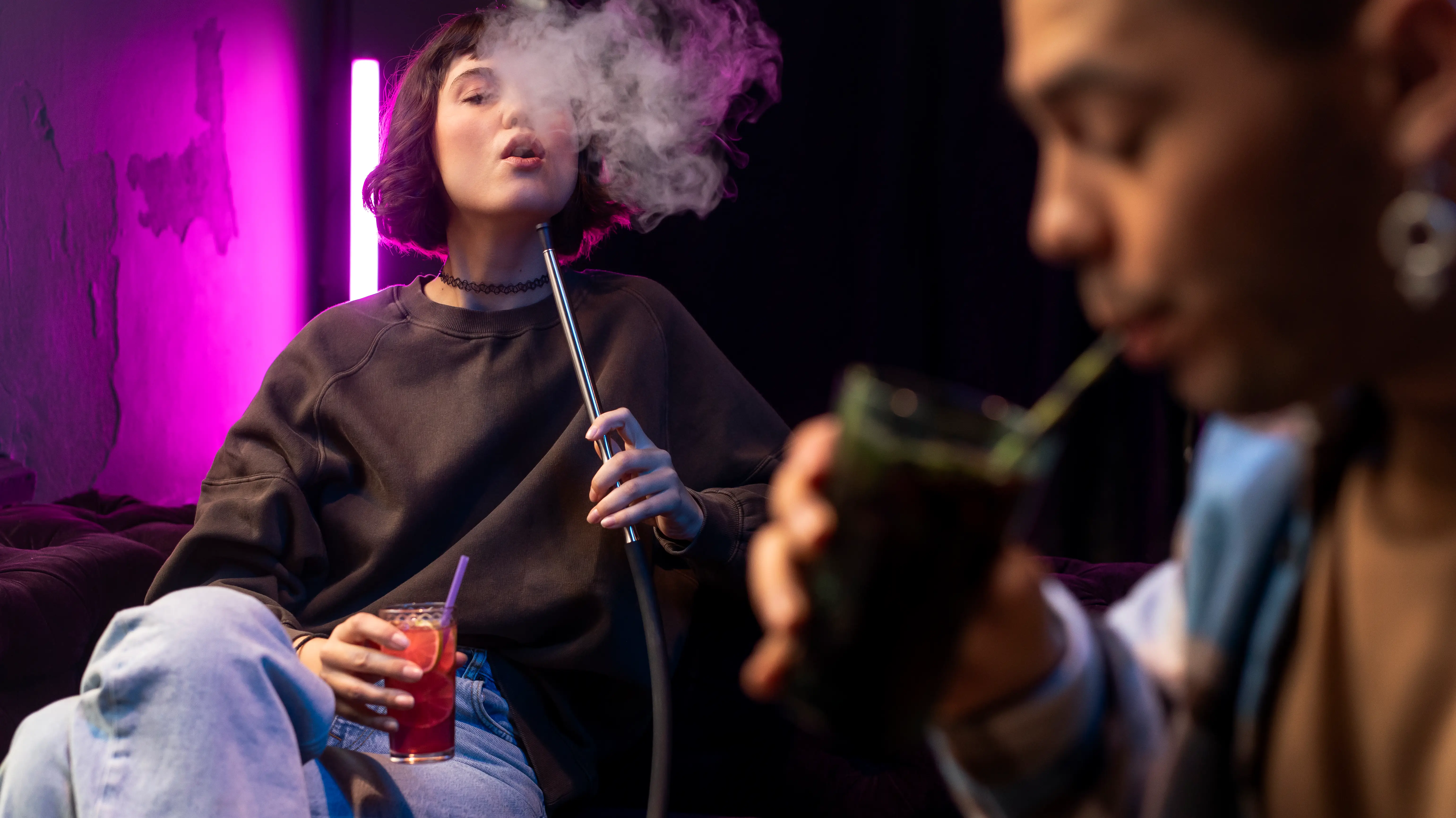 J&oacute;venes fumando cachimba