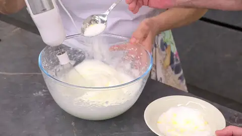 Monta las claras y vete incorporando el resto del azúcar Monta las claras y vete incorporando el resto del azúcar