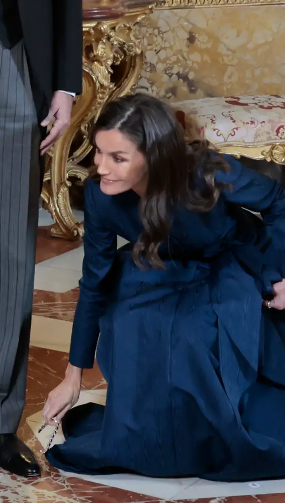 La reina Letizia recoge del suelo la pulsera que se le ha caído