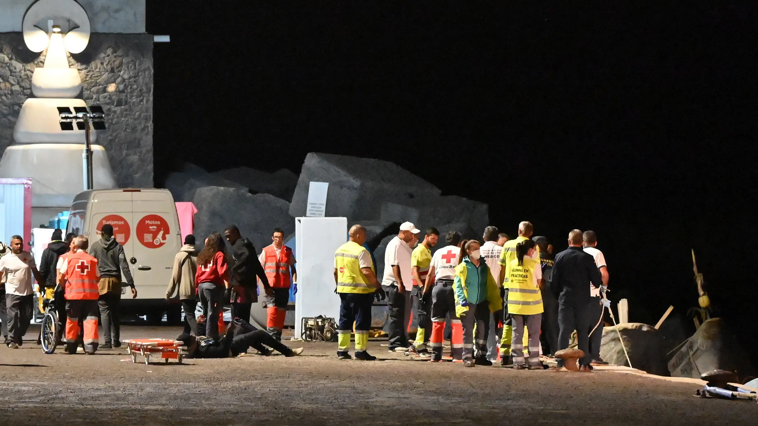Un nuevo cayuco con 77 personas a bordo ha llegado esta tarde al puerto de La Restinga Un nuevo cayuco con 77 personas a bordo ha llegado esta tarde al puerto de La Restinga