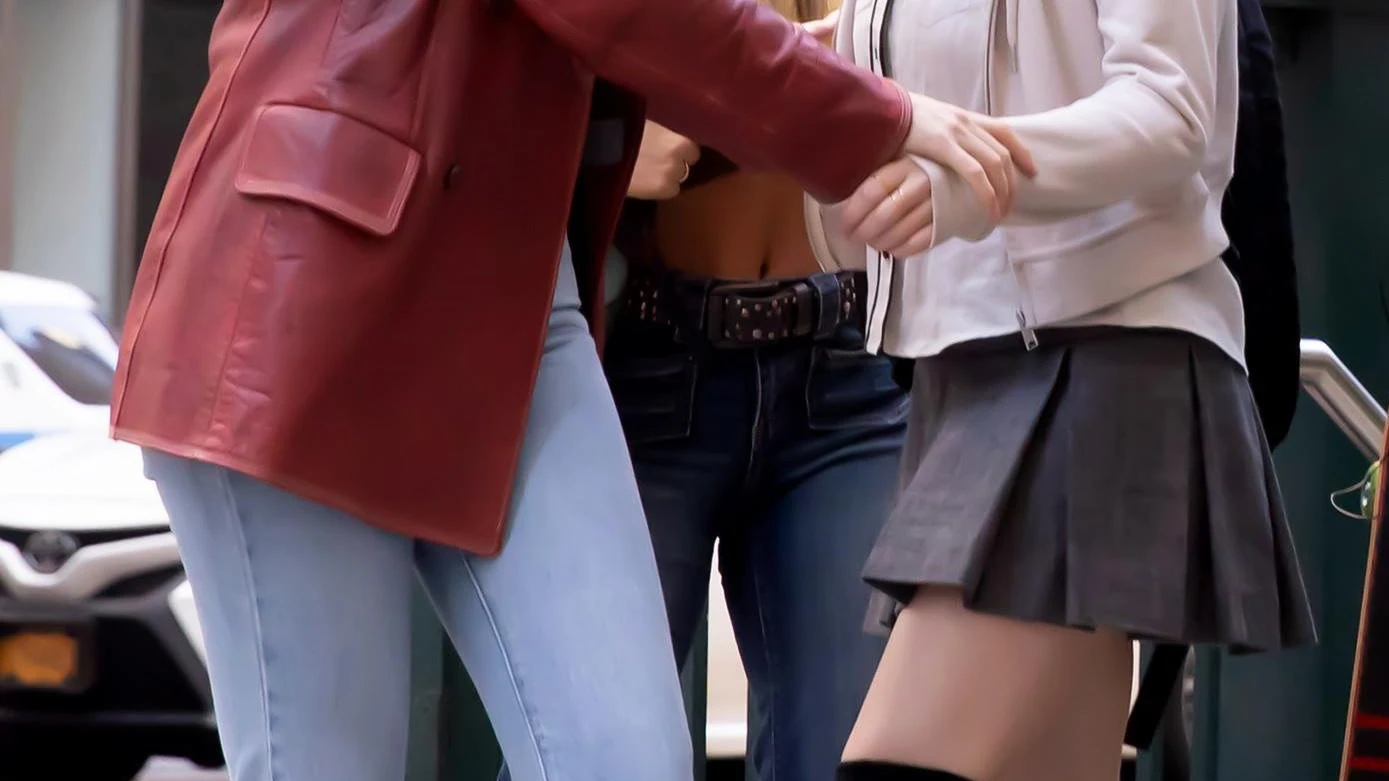 Dakota Johnson y Sydney Sweeney rodando Madame Web en Nueva York Dakota Johnson y Sydney Sweeney rodando Madame Web en Nueva York