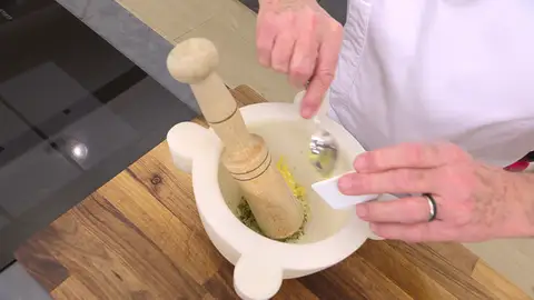 Añade el tomillo picado y una pizca de sal gruesa, y maja todo bien Añade el tomillo picado y una pizca de sal gruesa, y maja todo bien