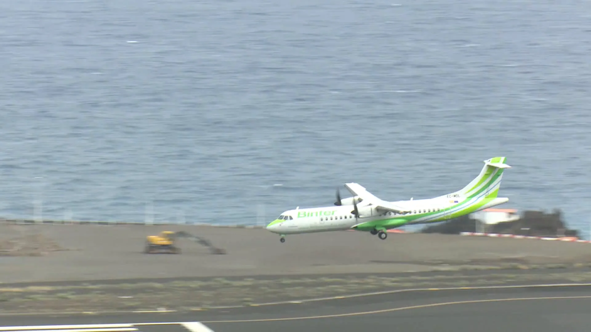 Un avi&oacute;n de Binter aterrizando
