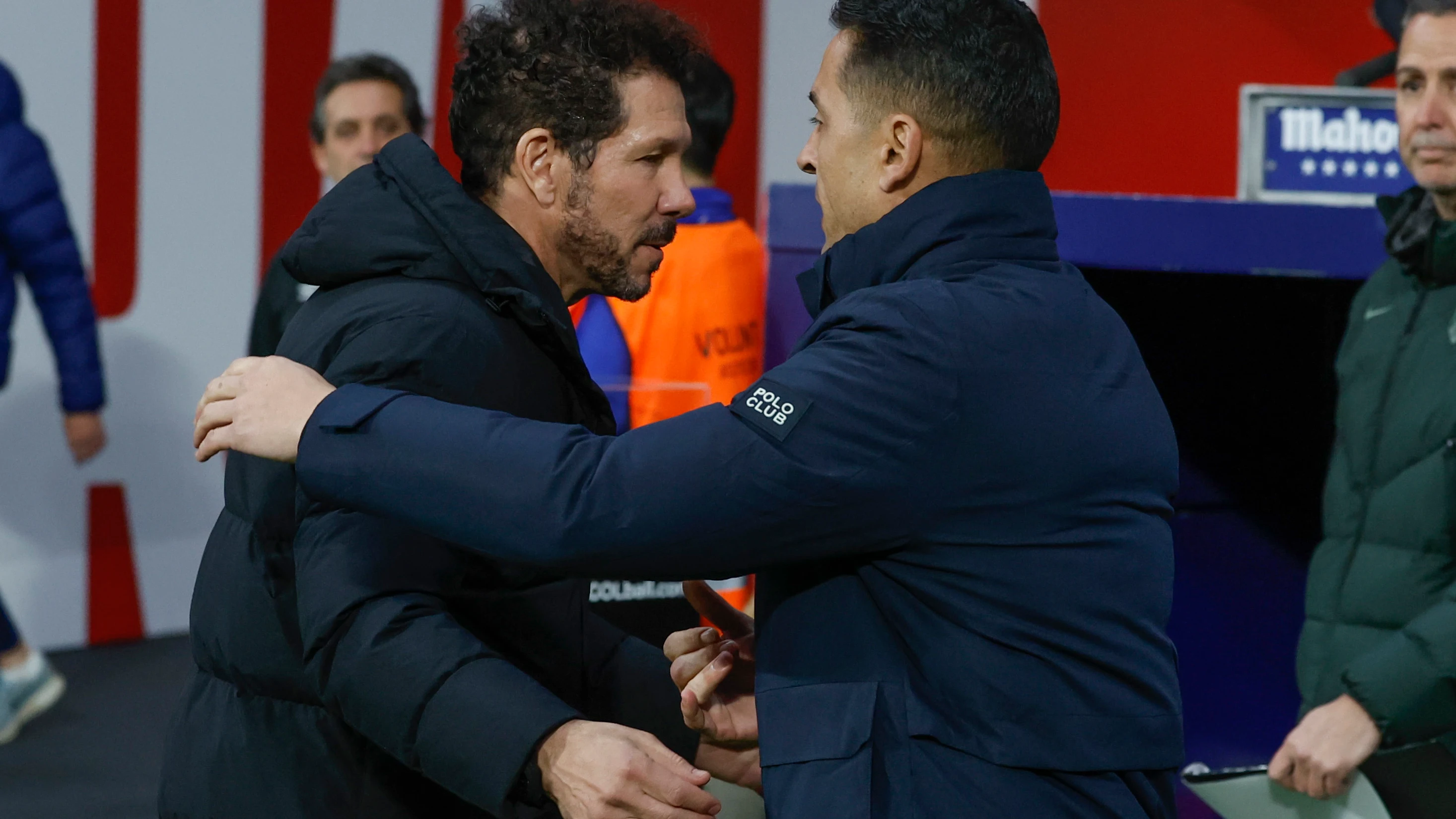 Simeone saluda a Francisco Rodríguez, entrenador del Rayo Vallecano Simeone saluda a Francisco Rodríguez, entrenador del Rayo Vallecano