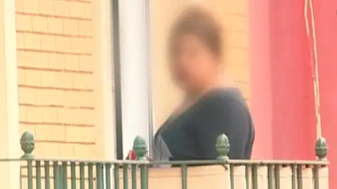 Localizamos a Karen, la cuidadora que presuntamente ha robado a Milagros y Cándida tras ganarse su confianza Localizamos a Karen, la cuidadora que presuntamente ha robado a Milagros y Cándida tras ganarse su confianza