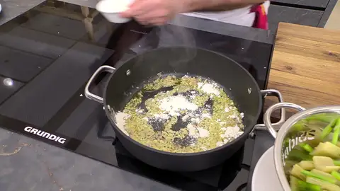 Añade la harina y rehógala durante 1 minuto Añade la harina y rehógala durante 1 minuto