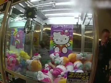 VIDEO: Rescatan a un niño atrapado dentro de una máquina de juguetes