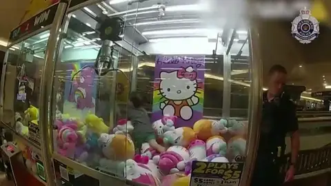 VIDEO: Rescatan a un niño atrapado dentro de una máquina de juguetes