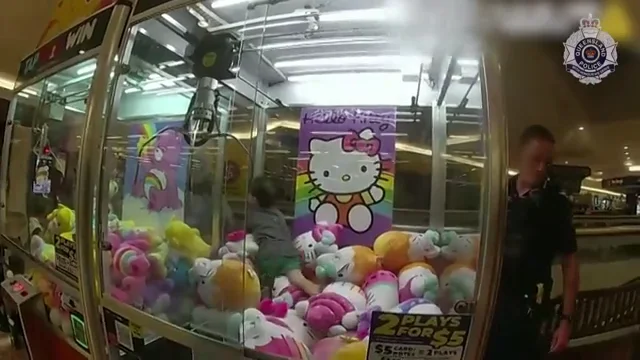VIDEO: Rescatan a un ni&ntilde;o atrapado dentro de una m&aacute;quina de juguetes