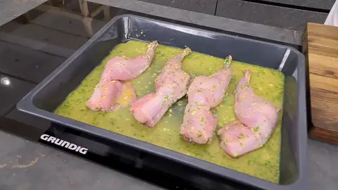 Salpimienta los trozos de conejo, colócalos en una fuente Salpimienta los trozos de conejo, colócalos en una fuente