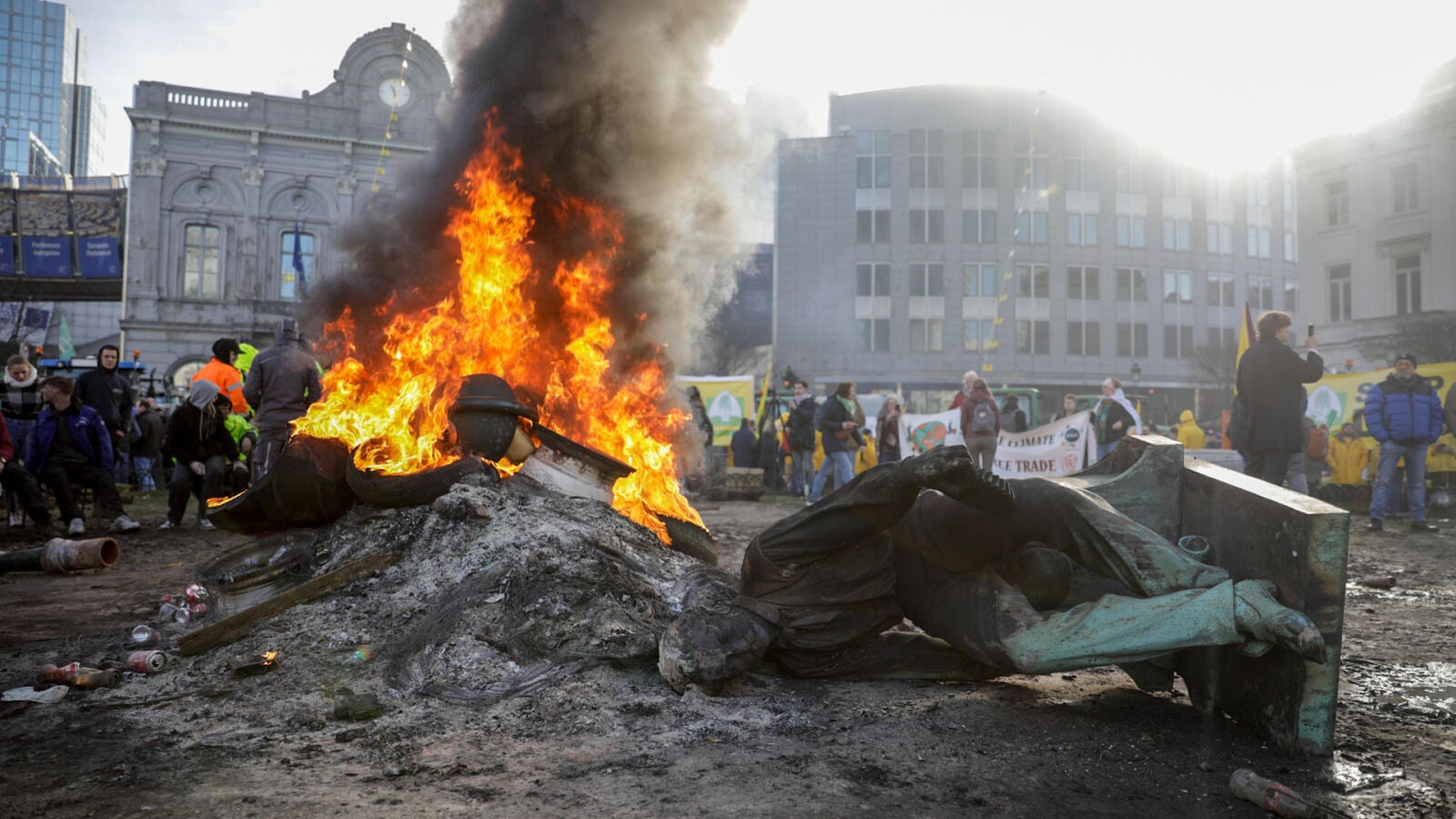Las protestas de los agricultores llegan a Bruselas y rodean el Parlamento Europeo