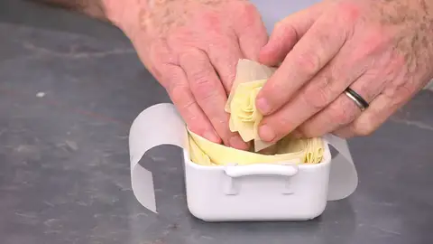 Coloca dentro las hojas de pasta filo contorneando el molde Coloca dentro las hojas de pasta filo contorneando el molde