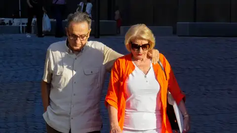 Enríquez Negreira, acompañado de su mujer Enríquez Negreira, acompañado de su mujer