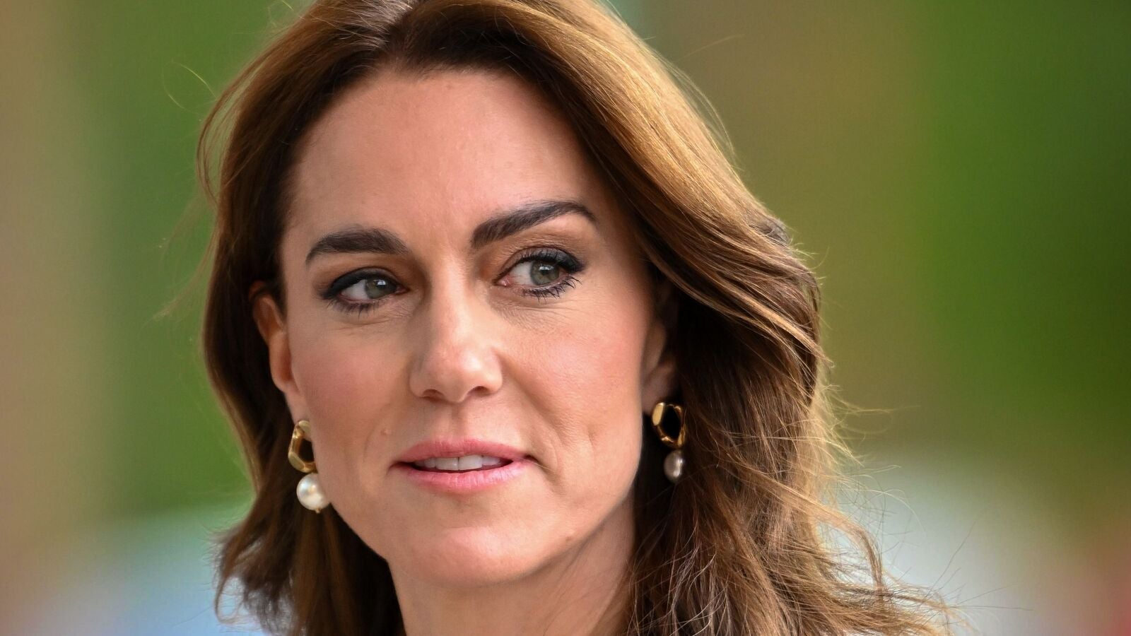Todas las veces que Kate Middleton ha sido fotografiada tocándose la tripa antes de su operación abdominal: ¿un presagio?