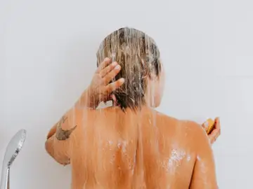 Mujer duchándose Mujer duchándose