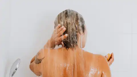 Mujer duchándose Mujer duchándose