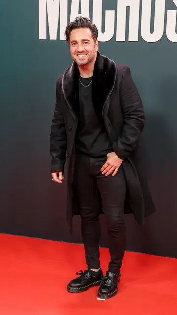 David Bustamante posando ante los medios David Bustamante posando ante los medios