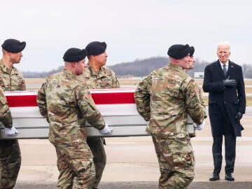 Biden recibe a los féretros de los tres soldados fallecidos