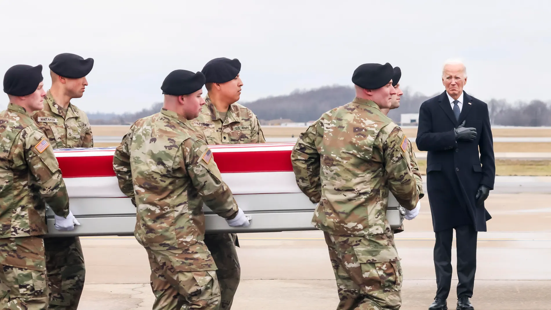 Biden recibe a los féretros de los tres soldados fallecidos