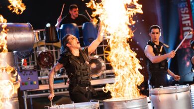 Mario Vaquerizo se proclama el rey de los bidones en un fascinante número musical con fuego junto a Trash 