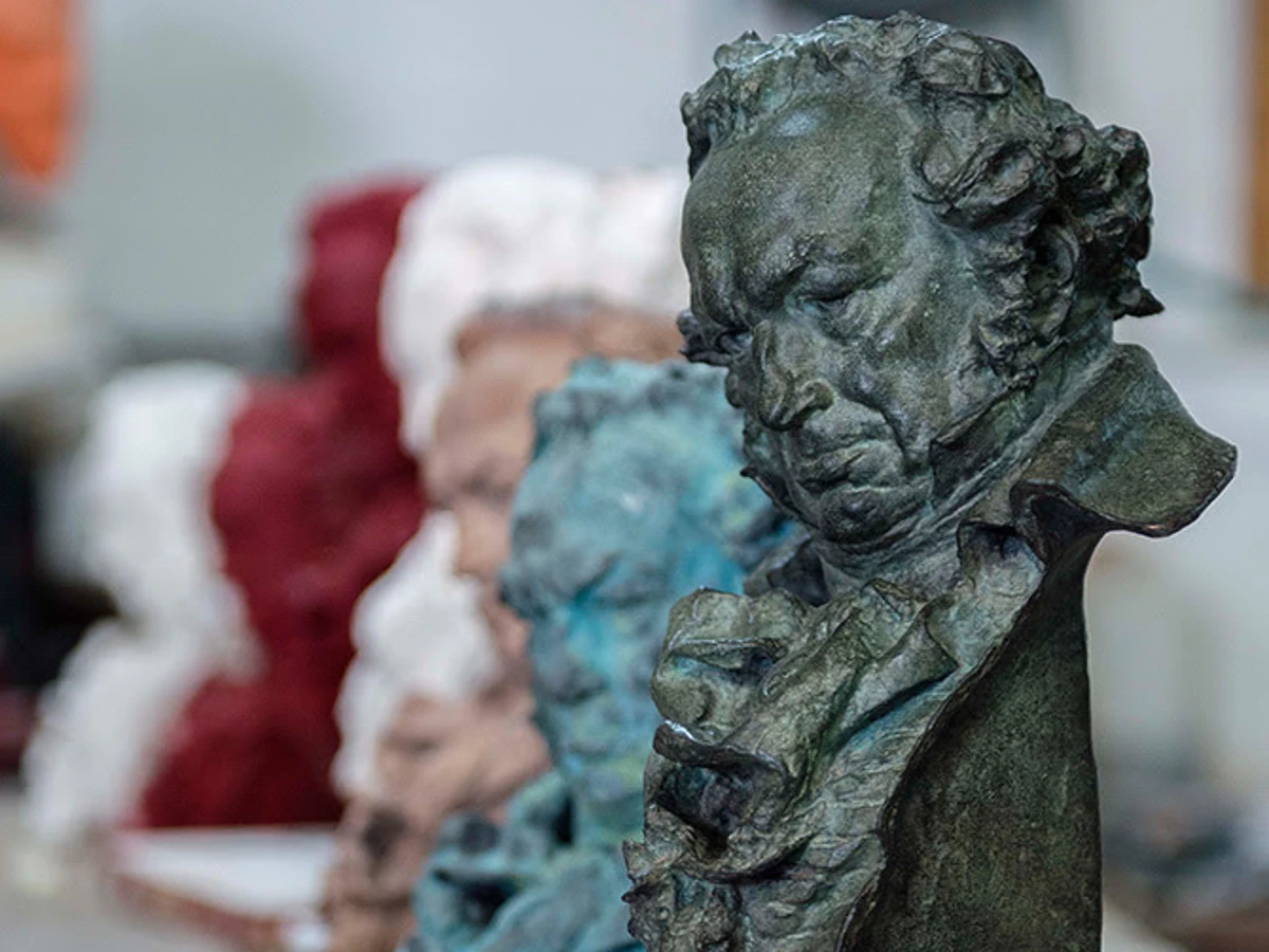 Los Goya cumplen 30 años: una historia de estatuillas desmontables, niños  premiados y galas polémicas