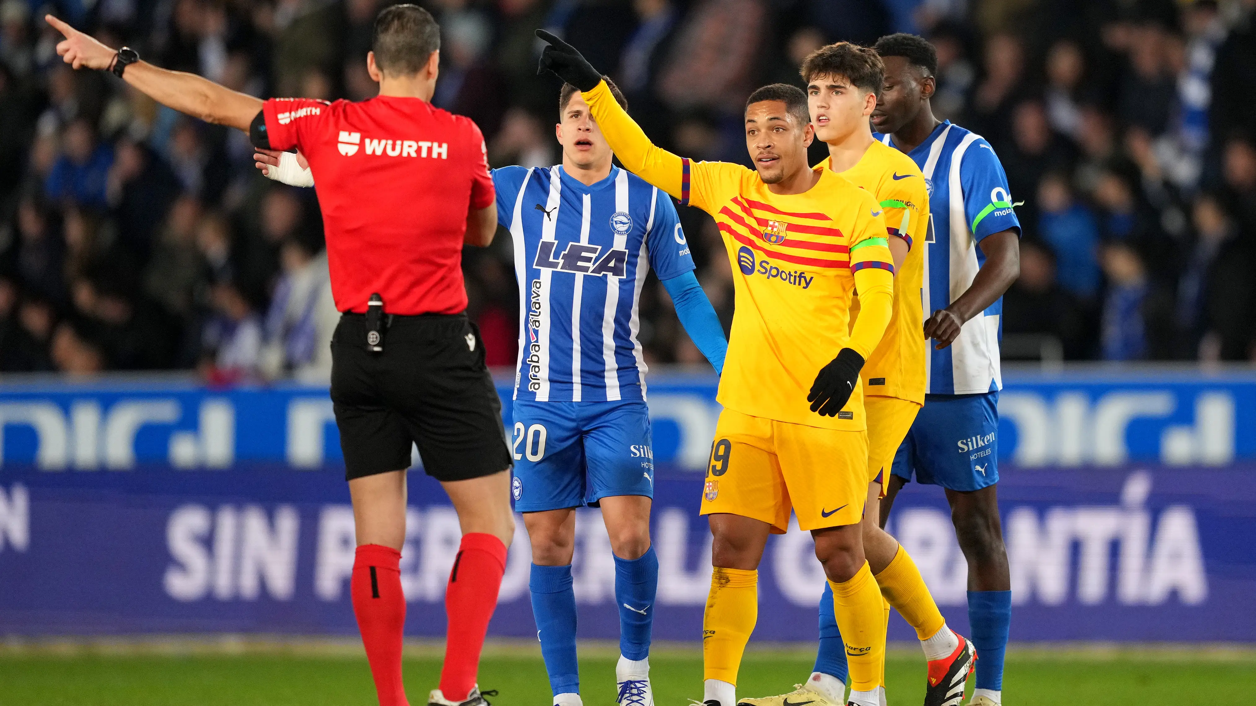 Vitor Roque tras su expulsión en Mendizorroza Vitor Roque tras su expulsión en Mendizorroza