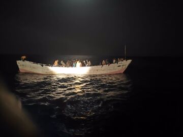 Llegan dos cayucos con 149 personas a la isla de El Hierro