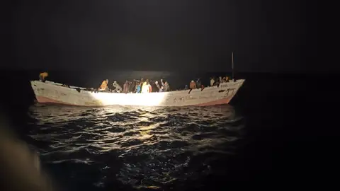 Llegan dos cayucos con 149 personas a la isla de El Hierro Llegan dos cayucos con 149 personas a la isla de El Hierro